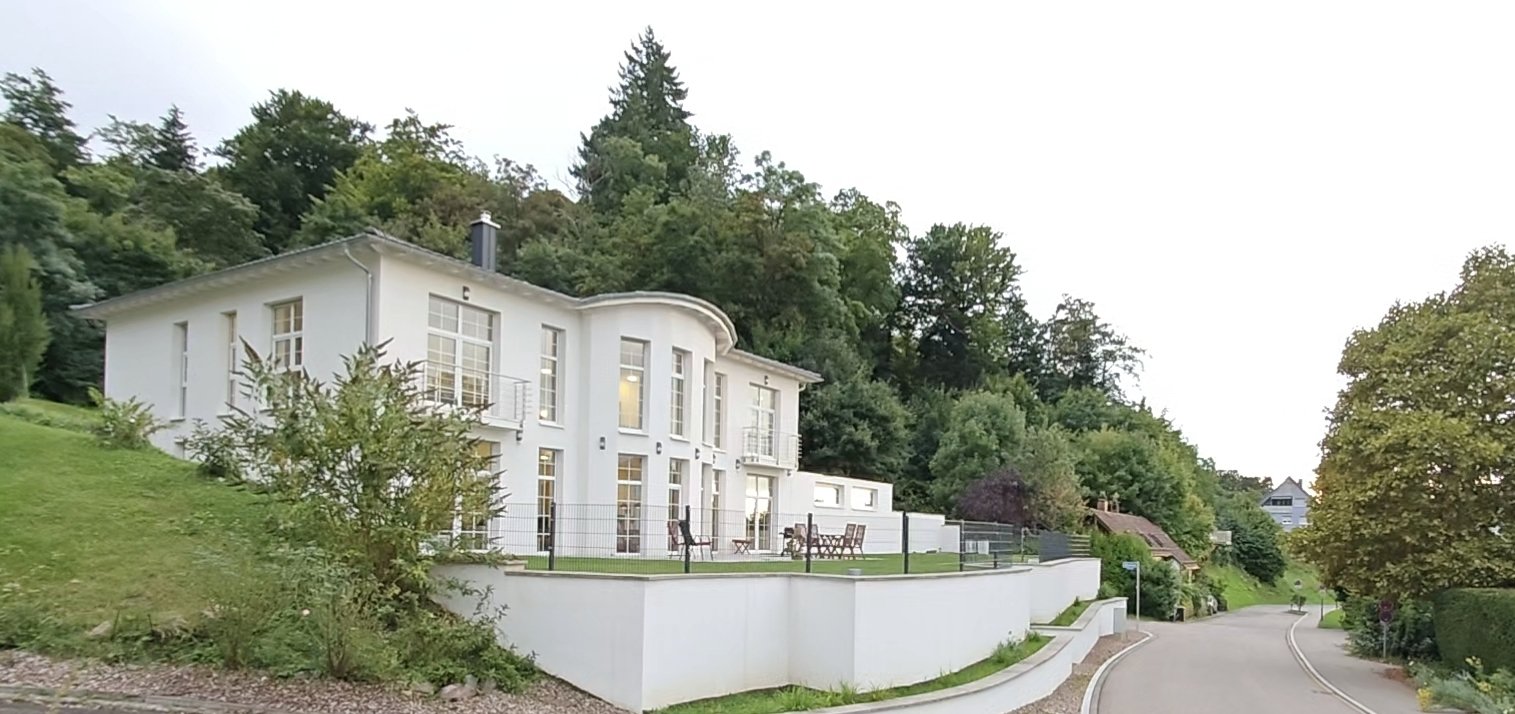 Exklusive Villa mit Ausblick und eleganter Architektur Exklusive Villa mit Ausblick und eleganter Architektur